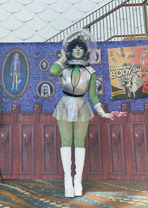 Wierd Halloween Costume, 50s Alien Costume, Vintage Space Costume, Retro Alien Costume Women, Alien Aesthetic Costume, Alien Invasion Outfit, Summerween Costume Ideas, Hot Alien Costume, Drag Halloween Costume