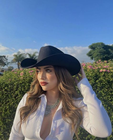 Black Tejana Hat Outfit, Look Con Sombrero Outfits, Jaripeo Hairstyles, Sombrero Outfit, Black Sombrero, Vaquera Outfit Mexican, Outfit Vaquero, Country Chic Outfits, Cowgirl Style Outfits