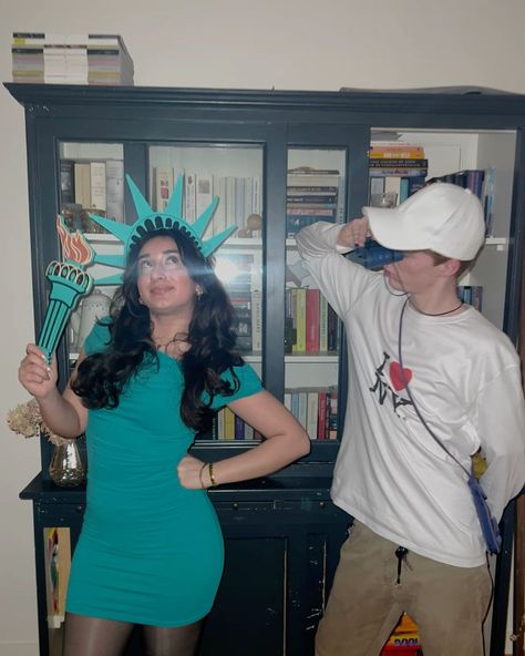 Tourist And Statue Of Liberty Halloween Costume, Ny Tourist Costume, Statue Of Liberty Costume Couple, Statue Of Liberty And Tourist Costume, Nick Core, Nerd Halloween Costumes, Tourist Costume, Statue Of Liberty Costume, Witches And Warlocks