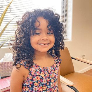 Curly Hair By Eden - Fringe for this big girl! I did her first curly cut over a year ago, and it grew SO much. This time we just added layers and some bangs. 😁😁😁 how wonderful is that smile?! #rezocut #curlyhair #curlycut #azcurls #arizonacurlyhairstylist #azcurlstylist | Facebook Girls Curly Haircuts Kids, Curly Kids Haircut, Curly Hair Cuts For Girls Kids, Kids Curly Haircut, Curly Hair Baby Girl, Curly Hair Kids, Kid Haircuts, Curly Hair Latina, Toddler Curly Hair