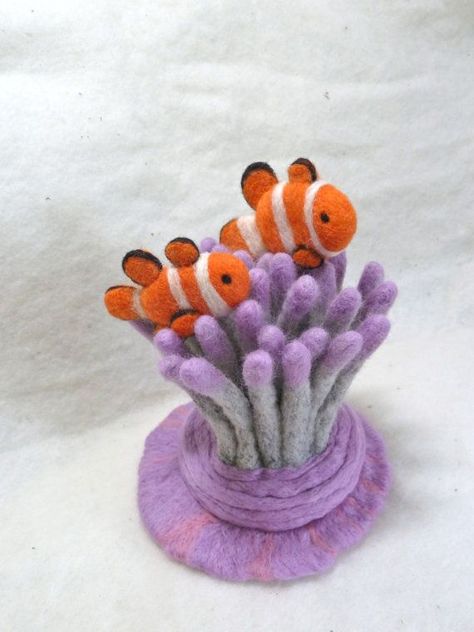 needle felt clown fish Felt Fish, Needle Felting Diy, Needle Felting Tutorials, Needle Felting Projects, Wool Art, Wool Projects, Felting Tutorials, Clown Fish, Wool Crafts