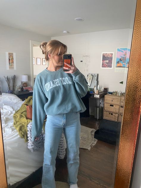 Mom Jeans And Crew Neck Outfit, Crew Neck And Jeans Outfit, Crew Neck Sweatshirt Outfit Winter, Graphic Crewneck Outfit, Jeans And Crewneck Outfit, Crewneck And Jeans Outfit, Sweatshirt Jeans Outfit, Crew Neck Outfits, Crewneck With Jeans