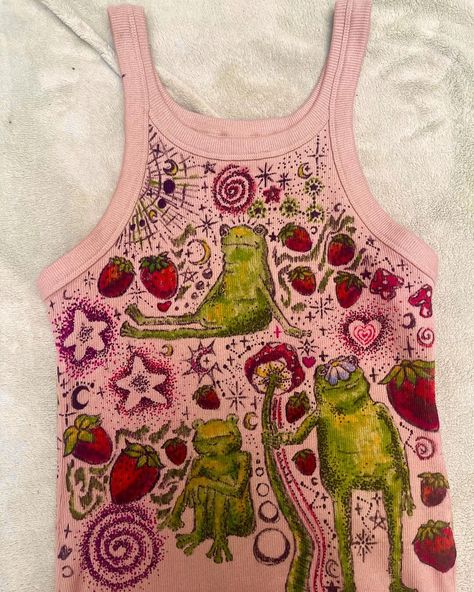 Aesthetic Cute Art, Clothing Diys, Fabric Paint Shirt, Painted Clothes Diy, Funky Shirts, Clothes Embroidery Diy, Paint Shirts, T Shirt Painting, Embroidery On Clothes