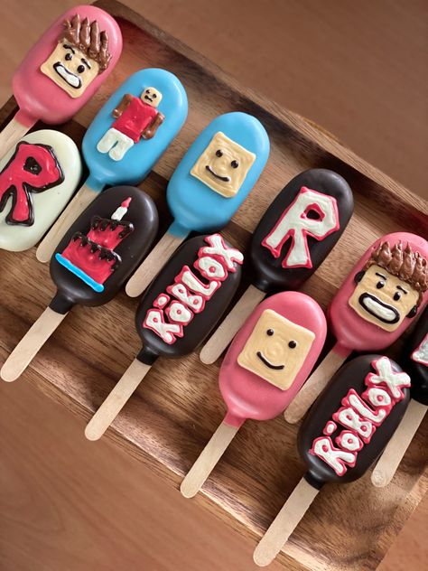 Roblox Cake Pops, First Birthday Invitations Boy, Roblox Birthday Cake, Roblox Theme, Roblox Birthday Party, Video Game Cakes, Lego Birthday Cake, Roblox Party, 7 Cake