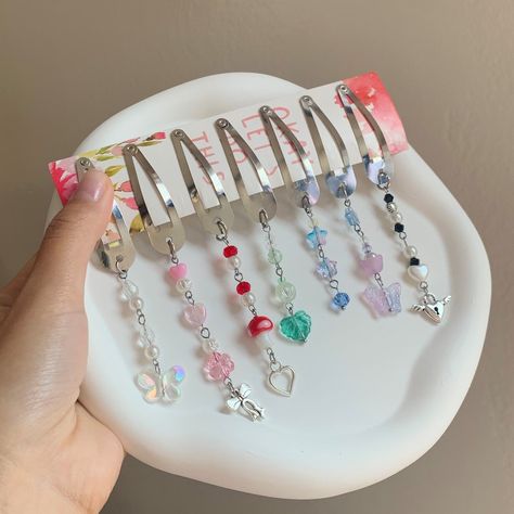 Hair Clip Beads Diy, Hair Clips Jewelry, Jewelry Hair Clip, Dangle Hair Clip, Hair Pin Jewelry, Hair Clip With Charms, Dangling Hair Clips, Hair Clip Jewelry, Hair Clip With Beads