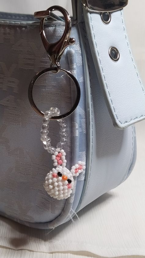 Beaded Bunny, Beaded Charms, Bunny Head, Kawaii Accessories, Bff Quotes, Beading Projects, Beaded Bracelets Diy, Alpha Patterns, Plastic Beads