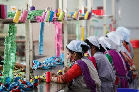 Altering The Apparel Industry: How The Blockchain Is Changing Fashion Garment Workers, Stock Broker, Garment Industry, Textile Industry, The Fashion Industry, Fashion Revolution, South Asia, Fashion Industry, Blockchain Technology