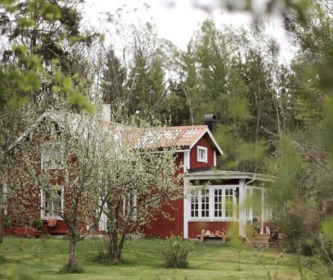 Swedish Farmhouse, Swedish Interiors, My Scandinavian Home, Swedish Summer, Swedish Cottage, Porch Addition, Scandinavian Style Home, Lake Living, White Farmhouse