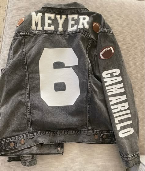 Cricut Jacket Ideas, Jean Jacket Football Girlfriend, Basketball Girlfriend Shirts Ideas, Football Shirt Designs For Girlfriends, Football Girlfriend Outfits, Baseball Fits, Football Gf, Football Mom Outfit, Football Season Outfits