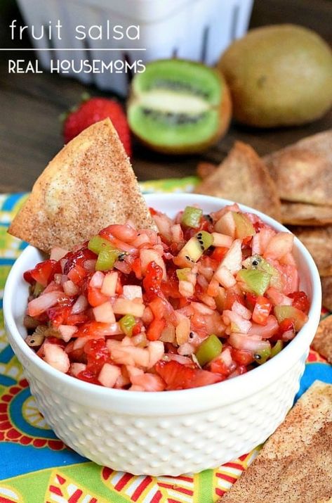 This simple FRUIT SALSA recipe is a fresh and easy dish that's wonderufl served on homemade cinnamon chips! Salsa Recept, Fruit Salsa Recipe, Homemade Jerky, Summer Appetizers Easy, Meat Snacks, Cinnamon Chips, Fruit Salsa, Summer Appetizer, Makanan Diet