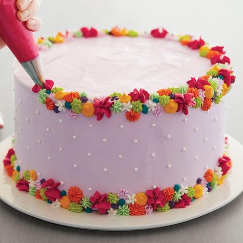 Rodjendanske Torte, Torte Creative, Cake With Flowers, Cake Decorating Set, Wilton Cake Decorating, Torte Cupcake, Simple Cake Designs, Cake Decorating Piping, Cake Decorating Frosting