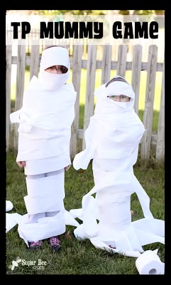 Toilet Paper Roll Game | Mummy Game Ideas Toilet Paper Mummy, Mummy Game, Mummy Games, Halloween Themed Birthday Party, Fun Halloween Party Games, Fun Halloween Games, Halloween Class Party, Halloween Infantil, School Halloween Party