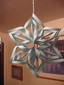 3D Paper Snowflakes: I use construction paper, but any paper works. Fun to decorate your Home for the Holidays. Emergency Notebook, Xmas Snowflakes, 3d Paper Snowflakes, How To Make Snowflakes, 3d Snowflakes, Snowflake Craft, Paper Snowflake, Art Attack, Quilling Paper