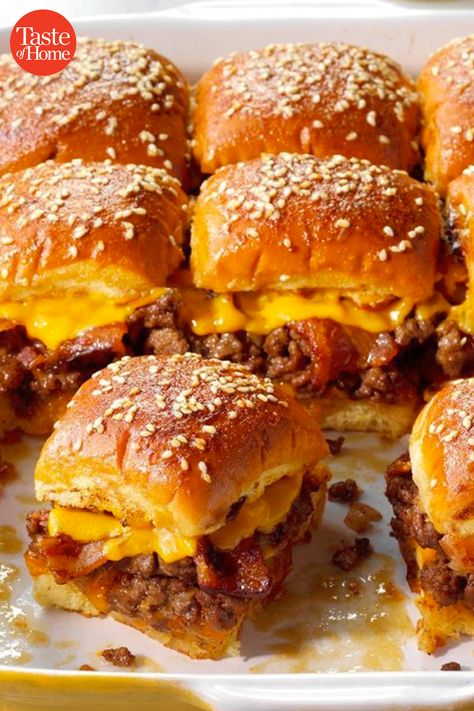 18 Sliders to Make with Hawaiian Rolls Christmas Potluck Ideas, Super Bowl Appetizers, Sliders Recipes Hawaiian Rolls, Potluck Appetizers, Sandwich Vegetarian, Christmas Potluck, Potluck Ideas, Cheeseburger Sliders, Superbowl Appetizers