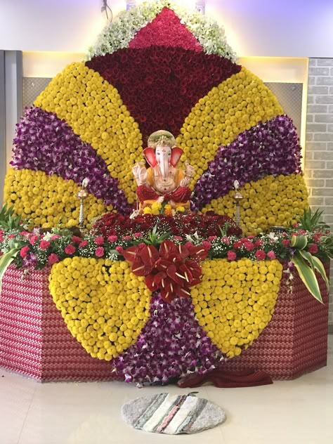 Bhagwan Ganesh, Marriage Background, Pooja Photos, Navratri Ideas, Welcome Rangoli, Lord Vinayaka, Flower Decoration For Ganpati, Floral Rangoli, Hotel Flower Arrangements