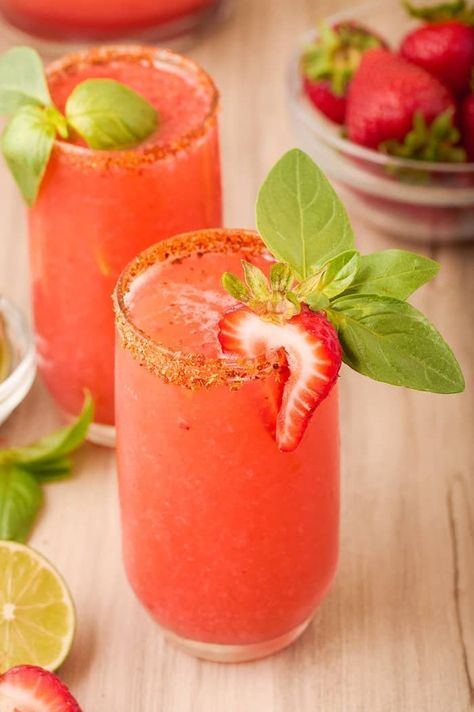 This refreshing Strawberry Paloma is made with simple ingredients like fresh strawberries, lime juice, and sparkling water - perfect to cool down with on a hot day! Strawberry Paloma, Strawberry Cocktail Recipe, Tequila Drinks Recipes, Strawberry Tequila, Tequila Soda, Paloma Recipe, Strawberry Cocktails, Mint Cocktails, Liquor Recipes