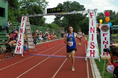 Easy finish line arch using ladders Pumpkin Run, Walk Idea, Sports Banquet, Olympic Theme, Color Wars, Legacy Projects, 5k Race, Kids Races, Walk To School