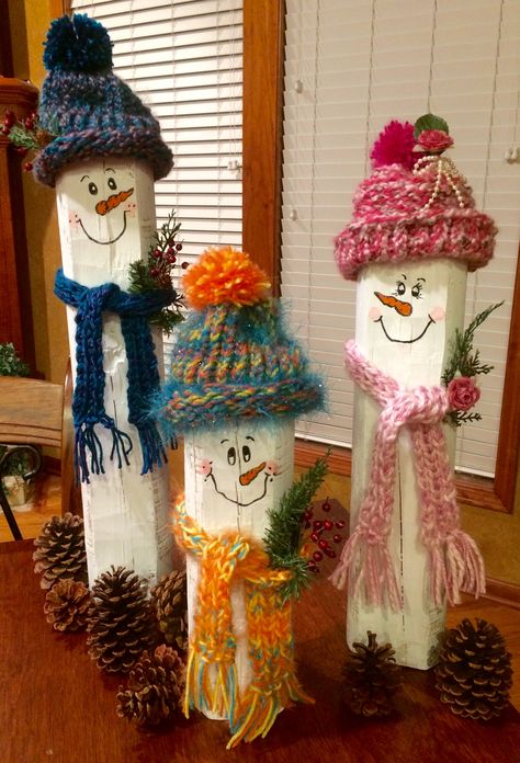 Fence Post Crafts, Fabric Crochet, Wooden Christmas Crafts, Snowman Family, Knitted Scarves, Wooden Christmas Decorations, Handmade Christmas Crafts, Christmas Decorations Diy Outdoor, Christmas Wood Crafts