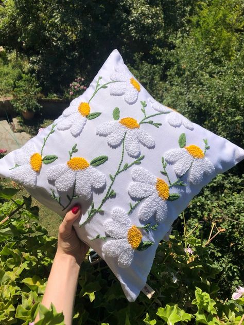 Embroidery Daisy, Punch Pillow, Daisy Pillow, Daisy Pillows, Needle Cushion, Needle Embroidery, Punch Needle Patterns, Rectangle Pillow, Sock Knitting Patterns