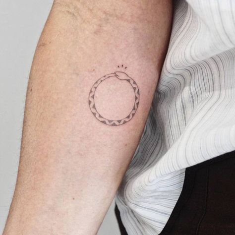 Oroboros Tattoo Minimalist, Ouroboros Tattoo Woman, Ouroboros Tattoo Minimalist, Oroborous Tattoo, Flor Aesthetic, September Tattoo, Dainty Flower Tattoos, Thumb Tattoos, Ouroboros Tattoo