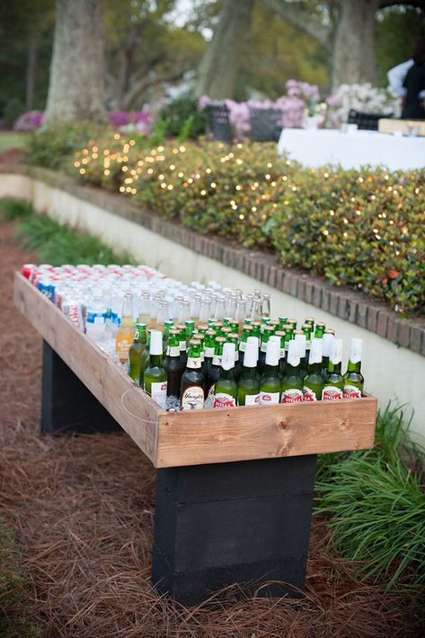 diy outdoor table drink cooler for rustic wedding ideas Tropisk Fest, Backyard Bbq Wedding, Diy Outdoor Bar, Laid Back Wedding, Bbq Wedding, Picnic Wedding, Bbq Party, Garden Parties, Backyard Party