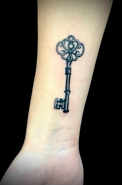 Key Hole Tattoo, Heart Key Tattoo, Key Tattoos, Key Tattoo, Chic Tattoo, Body Adornment, Nail Tattoo, Heart And Key, Ink Ideas