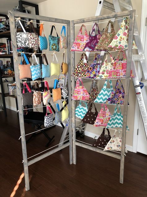 Bag Tree Display, Booth Hanging Display, Outdoor Market Stall Display Ideas, Canvas Bag Display Ideas, Craft Show Clothing Display, Diy Market Booth, Scarf Display Ideas Craft Booths, Diy Purse Display, Bag Display Ideas