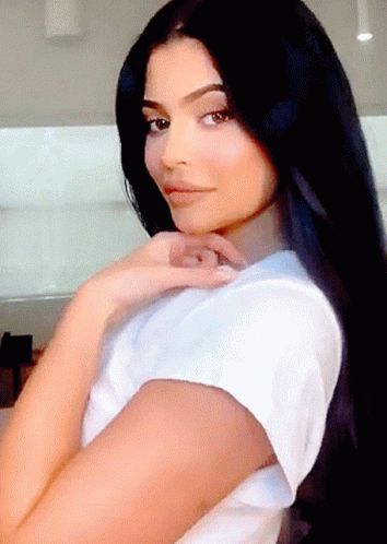 Kylie Jenner GIF - Kylie Jenner - Discover & Share GIFs Kylie Jenner Makeup Look, Natural Eyeshadow Looks, Kylie Jenner Fotos, Kylie Jenner Gif, Look Kylie Jenner, Estilo Kardashian, Trajes Kylie Jenner, Natural Makeup For Brown Eyes, Estilo Kylie Jenner