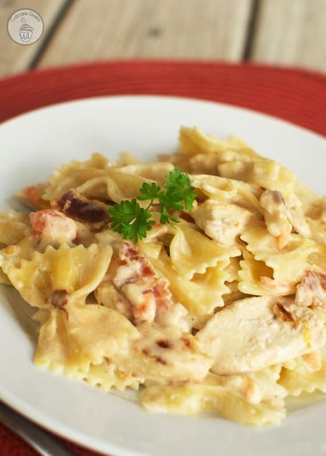 Bowtie Festival Pasta, Johnny Carinos, Yummy Noodles, Chicken Pasta Dishes, Cream Pasta, Creamy Chicken Pasta, Pasta Casserole, Copycat Restaurant Recipes, Cooking Classy