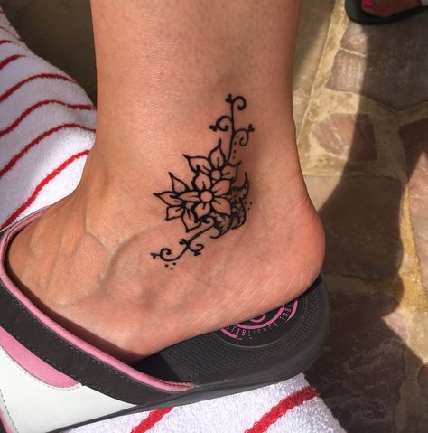 Ankle henna Hawaii Henna On Ankle, Henna Ankle Designs, Henna Designs Leg Ankle, Flower Tattoos On Ankle, Ankle Tattoo Flower, Ankle Henna Tattoo, Beach Henna Tattoos, Ankle Henna Designs, Tattoos On Ankle