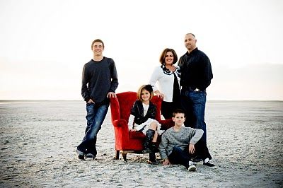 Big Family Photo Shoot Ideas, Big Family Photos, Family Advice, Indoor Family, Senior Photography Poses, Family Christmas Pictures, Family Picture Poses, Family Photo Pose, Fall Family Pictures