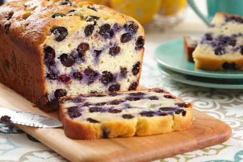 Lemon-Blueberry Bread Recipe - My Food and Family Perfect Blueberry Muffins, Muffin Loaf, Easy Blueberry Bread, Coconut Loaf, Chocolate Coconut Macaroons, Blueberry Bread Recipe, Everyday Cakes, Blueberry Loaf, Lemon Blueberry Bread