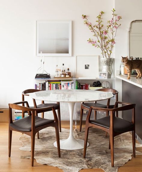 Modern Round Kitchen Table, Ottawa Apartment, Small Dining Room Decor, Mid Century Modern Dining Room Furniture, White Round Dining Table, Dining Corner, Mid Century Modern Dining Room, White Apartment, Apartment Dining Room