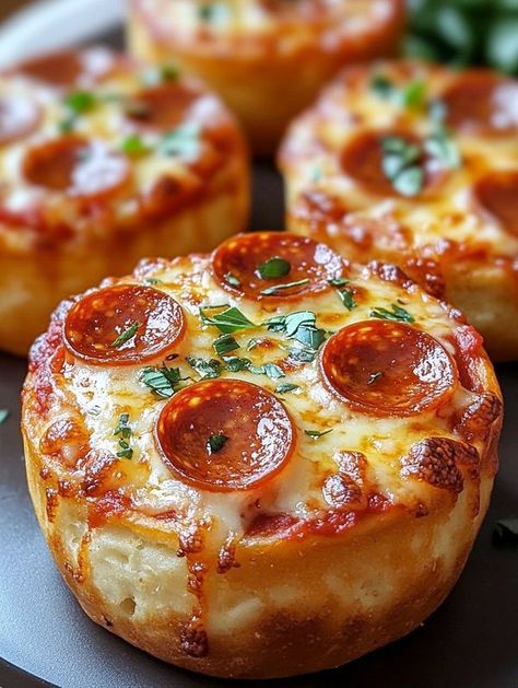 Barbara Jane MacNeil Mini Pizza Bites, Pizza Cupcakes, Pizza Muffins, Pizza Snacks, Pizza Flavors, Pizza Bites, Pizza Recipes Homemade, Quick Snacks, Deep Dish