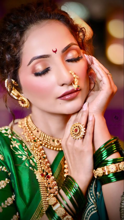 Royal Maharashtrian bride MAKEUP Artist AMRUTA Ransing Maharashtrian Bride Makeup, Maharashtrian Makeup Look, Kashi Bai, Maharashtrian Makeup, Indian Eye Makeup, Bindi Designs, Maharashtrian Bride, Maharashtrian Jewellery, Marathi Bride