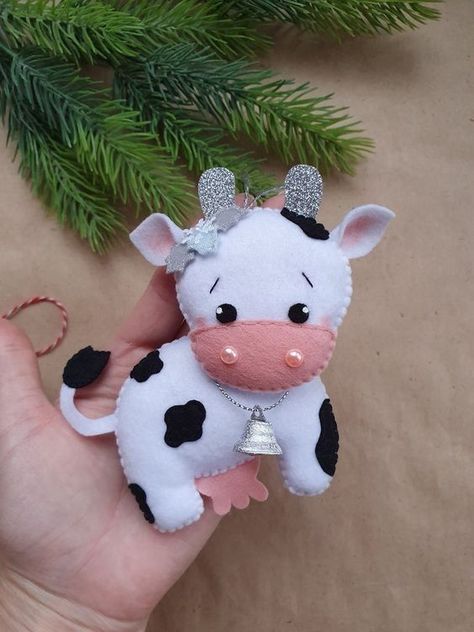 Cow Christmas Ornaments, Christmas Decor Tree, Handmade Felt Ornament, Felt Doll Patterns, Felt Ornaments Patterns, Cow Ornaments, Baby Mobil, Felt Toys Patterns, Felt Animal Patterns