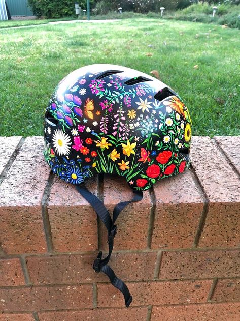 Bike Helmet Stickers, Painted Snowboard Helmet, Skater Helmet Aesthetic, Custom Painted Motorcycle Helmets, Bike Helmet Aesthetic, Helmet Painting Ideas, Painted Bike Helmet, Helmet Aesthetic, Painted Helmet