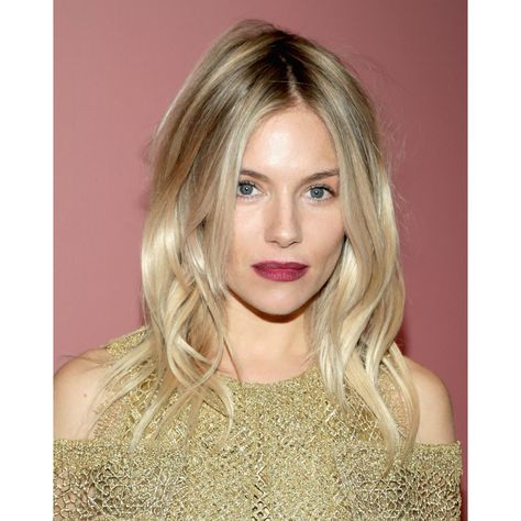 File this into your mental rolodex for nights when you want to look hot but have just about zero energy for getting there. Sienna Miller Hair, Haircut Summer, Kort Bob, Celebrity Short Hair, Sienna Miller, Long Bob Hairstyles, Woman Portrait, Long Bob, 가을 패션