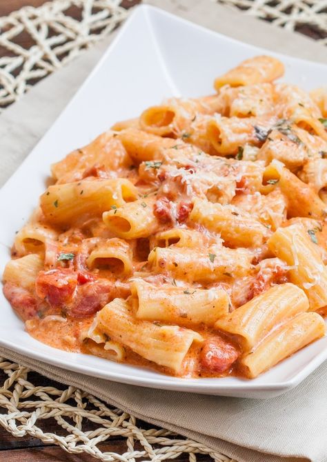 Blush Pasta Sauce, Blush Sauce, Chicken Rigatoni, Pasta And Sauce, Rigatoni Recipes, Chicken And Bacon, Bacon Recipe, Cheesy Pasta, Small Chicken