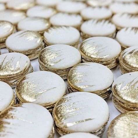 You & Your Wedding on Instagram: “Gold + white macarons = perfection! #rg @mac_lab #macarons #macaroons #macaron #sweet #sweettreats #weddingfood #weddingideas #weddinginspo…” White Macarons, Macaroon Recipes, Bridal Shower Cakes, Wedding Dessert Table, בר מצווה, Wedding Cookies, Sweet Table, Wedding Desserts, Wedding Signage