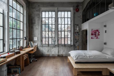 An Industrial Artist Loft in Italy With Jaw Dropping Windows 12 Industrial Studio Apartment, Industrial Loft Apartment, Loft Apartment Industrial, Scandinavian Loft, Loft Windows, Industrial Studio, Loft Apartment Decorating, Berlin Apartment, Artist Loft