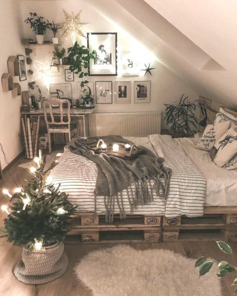 Attic Bedrooms, Dekorasi Kamar Tidur, Small Bedroom Decor, Attic Bedroom, Cozy Room Decor, Teenage Bedroom, Teen Bedroom Decor, Cozy Room, Room Inspiration Bedroom