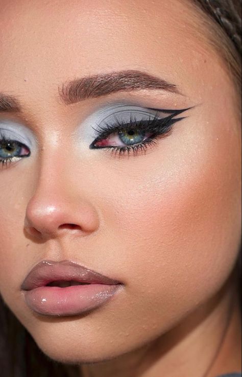 Grey Black Eye Makeup, Gray Blue Eyeshadow, Eye Makeup Grey Eyes, Blue Grey Makeup, Gray Makeup, Grey Eye Makeup, Black Eye Makeup, Grey Makeup, Silver Eyeshadow