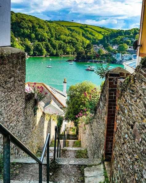 Kingswear, Devon 🇬��🇧  Kingswear is a beautiful village located in South Devon and on the banks of the River Dart. There is a majestic steam railway that runs through the village and close to the river, which gives a great view of the picturesque cottages and scenery. 🏘️🌊  Kingswear makes for a great base for exploring South-West Devon sights with Paignton and Dartmouth just a short drive away. Dartmouth Devon, Steam Railway, South Devon, Devon England, Summer Plans, Beautiful Villages, Great British, England Travel, Pretty Places