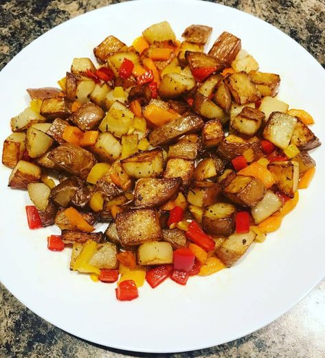 Potatoes And Bell Peppers, Italian Potatoes, Irish Potatoes, Oven Roasted Potatoes, Vegetarian Italian, Diced Potatoes, Oven Roast, Roasted Potatoes, Bell Peppers