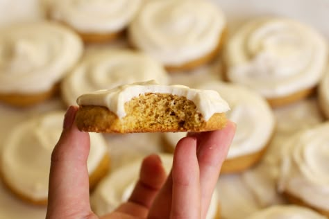 Soft Pumpkin Spice Cookies w/cinnamon cream cheese frosting Cookies With Cinnamon, Sink Cookies, Cinnamon Frosting, Pumpkin Sugar Cookies, Cinnamon Cream Cheese, Pumpkin Spice Cookies, Cinnamon Cream Cheese Frosting, Spice Cookies, Pumpkin Cookies