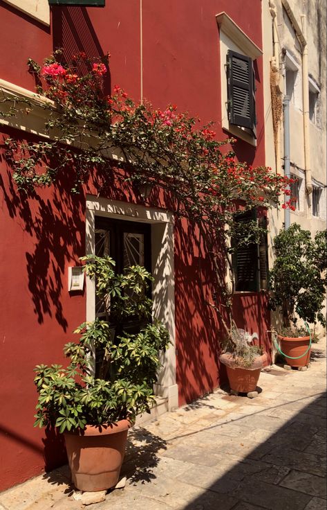 Red Italy Aesthetic, Greece Streets, 60s Aesthetic, Twenty Twenty, Italy Aesthetic, Flowers Red, Home Vintage, Autumn Vibes, Warm Autumn