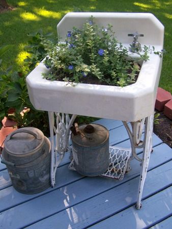 old sink for a planter.  they use an old sewing machine as the base but i think i'd skip that.  you can even put it in the garden as a bird bath with a plant in the center.  In the backyard of course - thank you HOA love this sissy going to do this love it Cast Iron Sink, Dusty Attic, Old Sink, Flower Containers, Upcycle Garden, Garden Junk, Deco Nature, Garden Fun, Old Sewing Machines