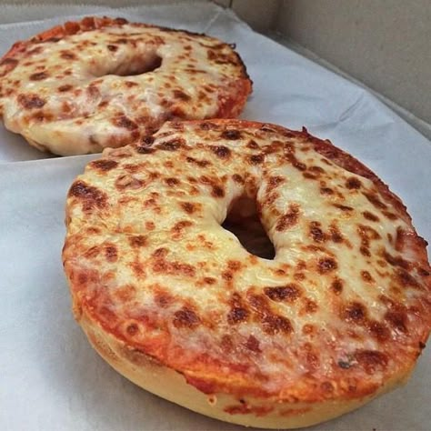 Pizza Breakfast, Pizza Bagel, Pizza Bagels, Breakfast Bagel, Yummy Comfort Food, Food Is Fuel, Lunch Snacks, Bagels, Food Obsession