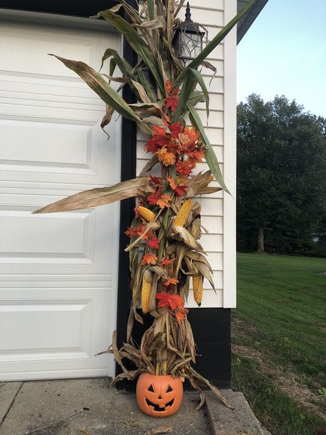 Corn Shocks Front Porches, Decorating With Corn Stalks Porches, Corn Stocks On Porch, Fall Corn Stalk Decor, Corn Stocks Decoration, Decorating With Corn Stalks, Corn Stalks Front Porch, Corn Stalks Decorations, Corn Stalk Decor